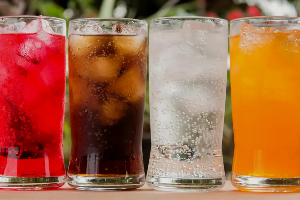 Artikel kali ini membahas mengenai 5 bahaya soda manis bagi kesehatan yang harus Anda pahami dan perhatikan.
