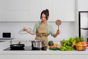 Artikel yang membahas mengenai beberapa manfaat memasak di rumah yang bisa kalian jadikan sebagai hobi selain kebutuhan.