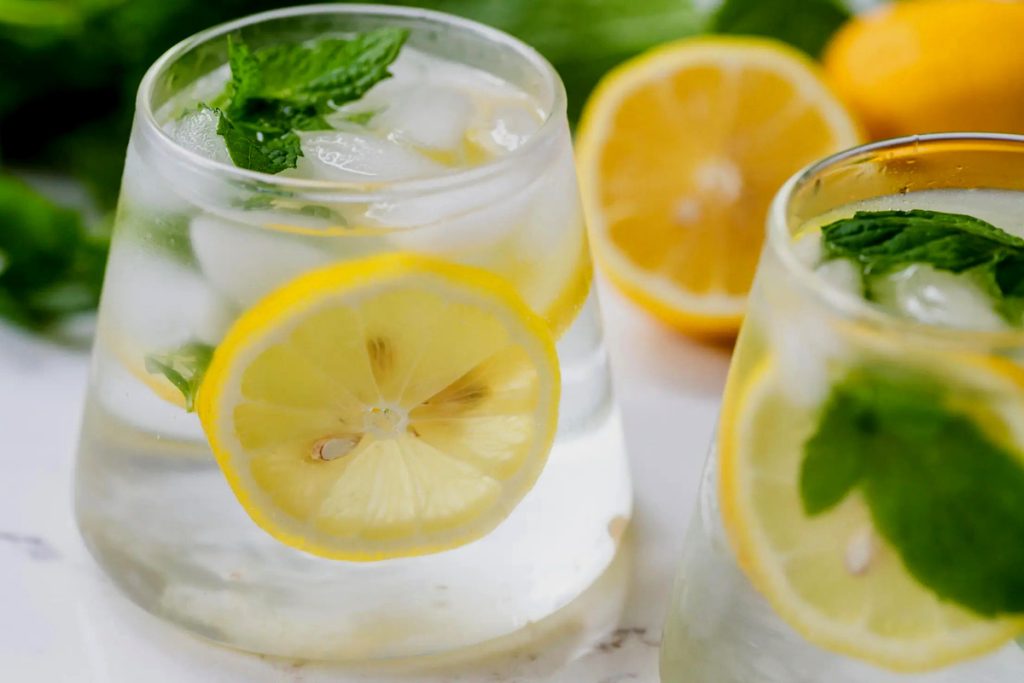 Artikel ini membahas mengenai beberapa rekomendasi dan resep minuman penurun berat badan buatan rumah yang efektif dan lezat.