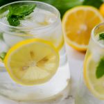 Artikel ini membahas mengenai beberapa rekomendasi dan resep minuman penurun berat badan buatan rumah yang efektif dan lezat.