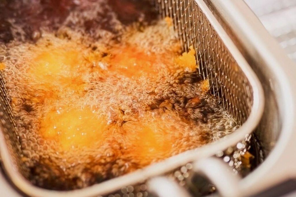 Artikel kali ini membahas mengenai beberapa tips menjaga makanan goreng agar tetap renyah lebih lama yang bisa Anda lakukan dirumah.