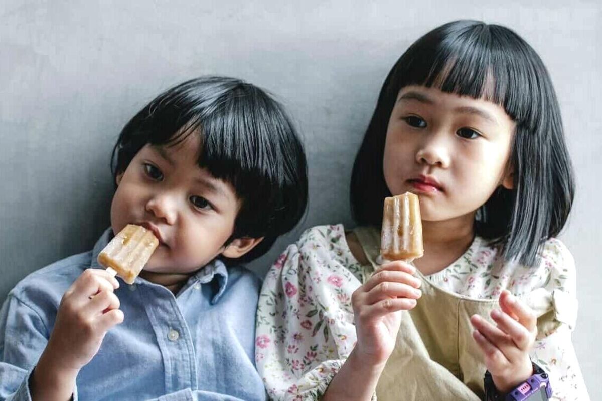 Anak Makan Makanan Manis