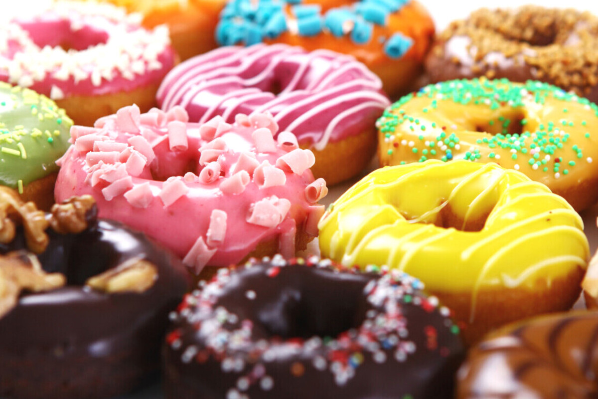 Anak Makan Makanan Manis