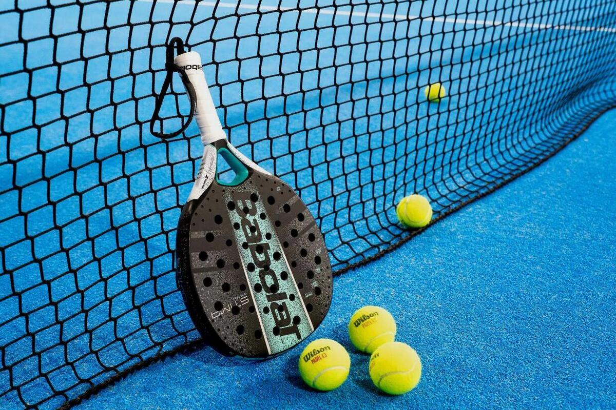 Artikel kali ini membahas mengenai beberapa tips padel untuk pemula yang perlu diperhatikan mengingat olahraga ini sedang sangat diminati.