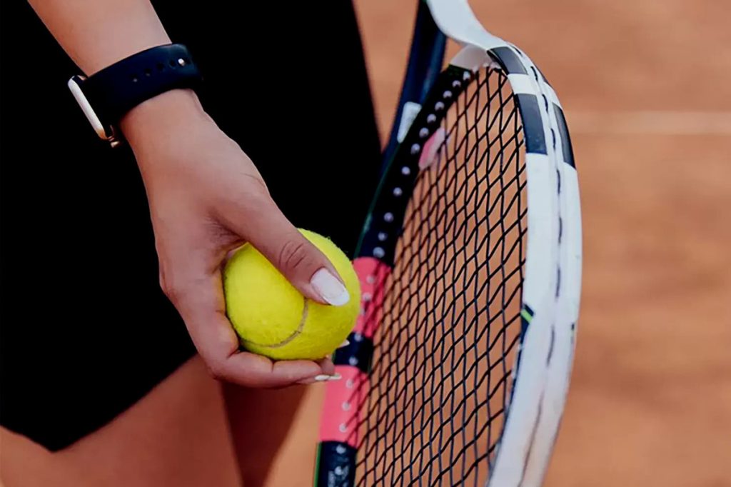 Pembahasan mengenai beberapa manfaat tenis untuk kesehatan yang membuat olahraga ini banyak digemari oleh berbagai kalangan.