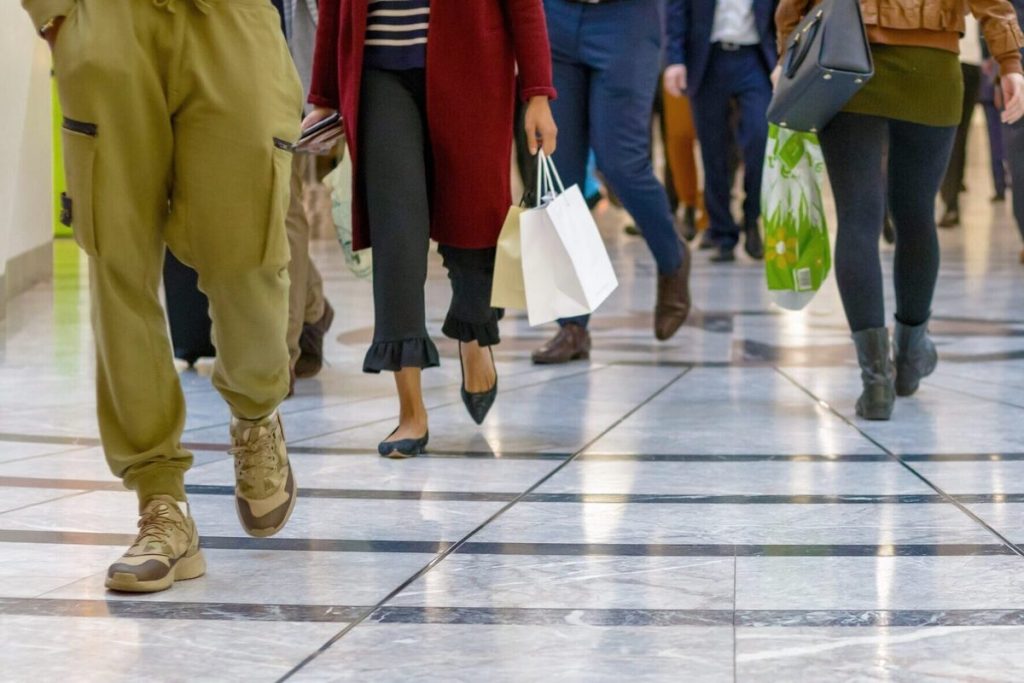 Artikel kali ini membahas mengenai beberapa tips meredakan sakit kaki setelah Anda berdiri seharian agar lekas membaik.