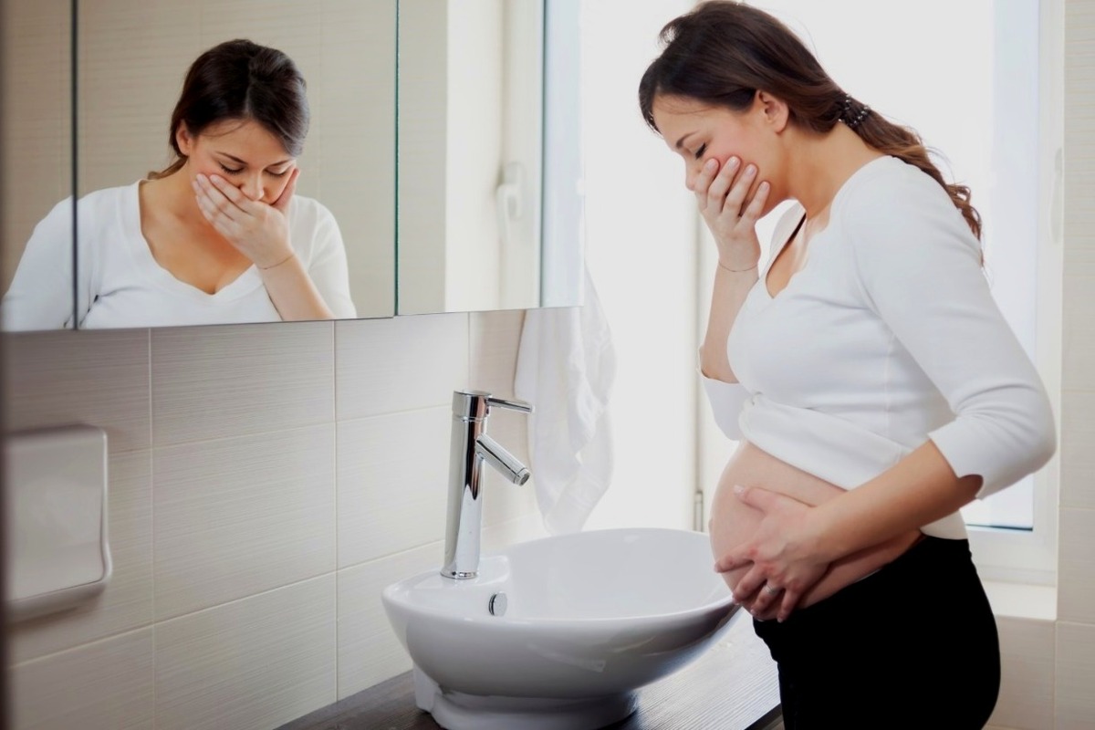 Pembahasan mengenai pengertian mual pagi saat kehamilan lengkap dengan beberapa tips untuk mengatasi mual pagi saat kehamilan.