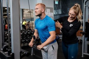 Artikel kali ini membahas mengenai beberapa tips join gym dengan menggunakan PT (Personal Trainer) alias pelatih pribadi untuk pemula.