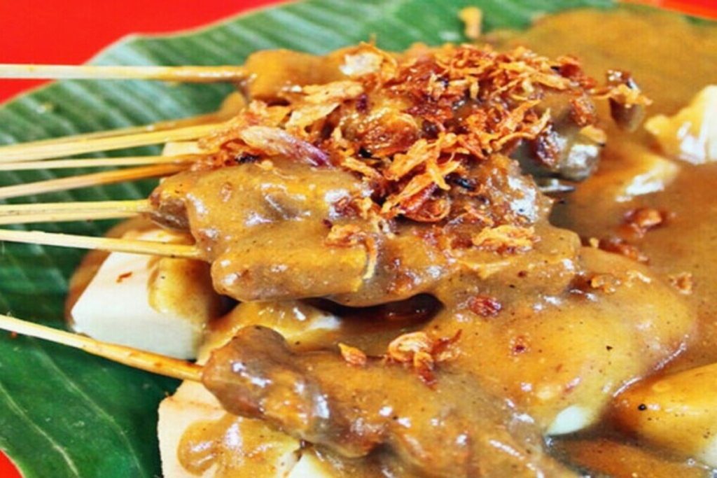 Artikel kali ini akan menjelajahi kekayaan variasi sate yang ada di Indonesia mulai dari sate ayam yang paling populer hingga sate kerang.