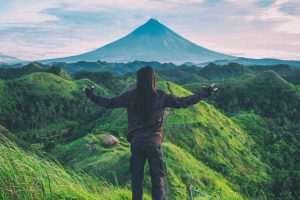 Artikel kali ini membahas mengenai beberapa manfaat psikologis berteriak di ruang terbuka dan juga alam terbuka.