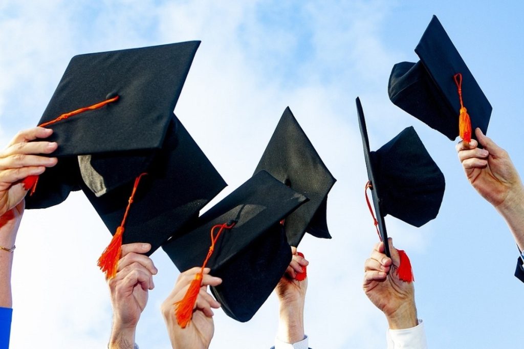 Artikel kali ini membahas mengenai beberapa cara dan juga tips menulis tesis dengan sukses untuk mahasiswa semester akhir.