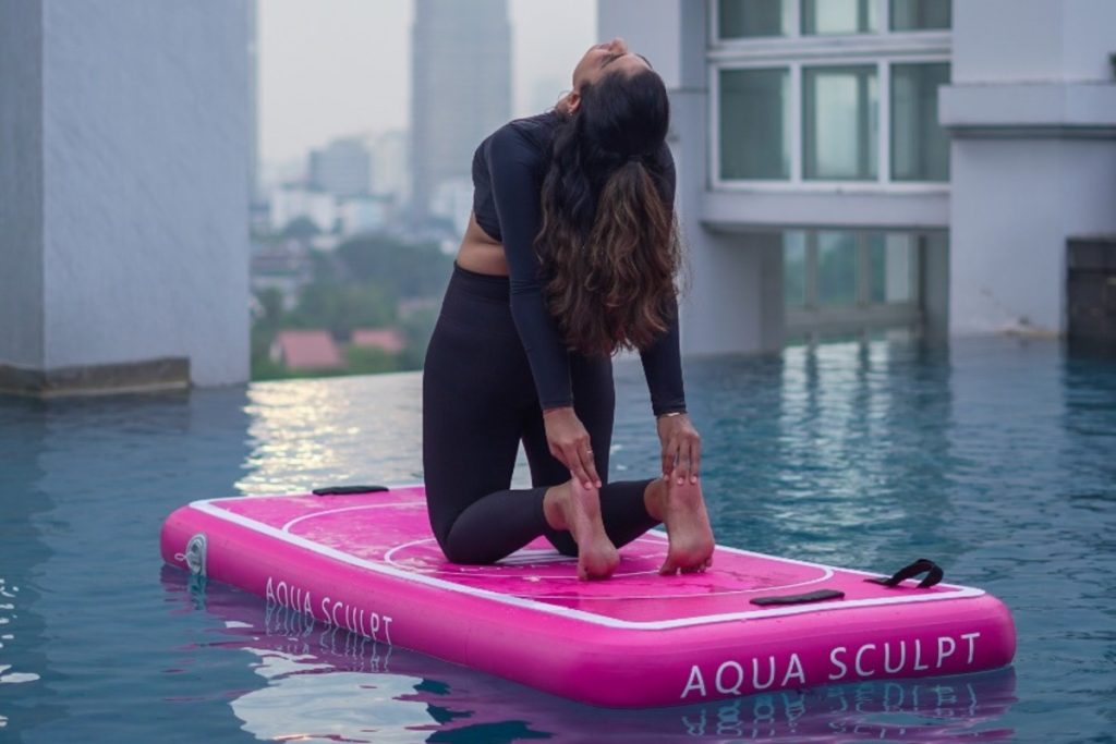 Artikel kali ini sangat menarik karena membahas tentang pilates air yang sedang viral dan menjadi tren yang populer.