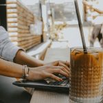 Membahas tentang beberapa alasan mengapa kopi dan produktivitas di tempat kerja tidak bisa dipisahkan bagi banyak orang.