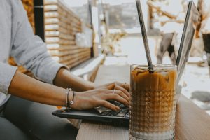 Membahas tentang beberapa alasan mengapa kopi dan produktivitas di tempat kerja tidak bisa dipisahkan bagi banyak orang.