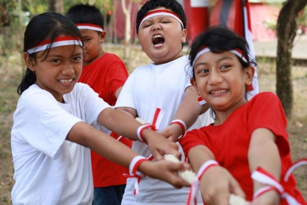Artikel kali ini membahas tentang beberapa manfaat mengikuti lomba 17 Agustus bagi Warga Negara Indonesia dalam rangka HUT RI.