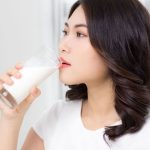 Artikel kali ini membahas mengenai beberapa perbedaan manfaat dari susu hangat vs. susu dingin untuk kesehatan.