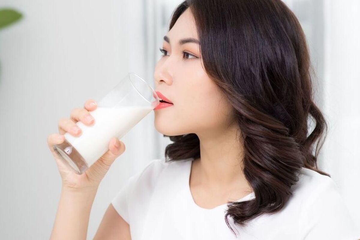 Artikel kali ini membahas mengenai beberapa perbedaan manfaat dari susu hangat vs. susu dingin untuk kesehatan.